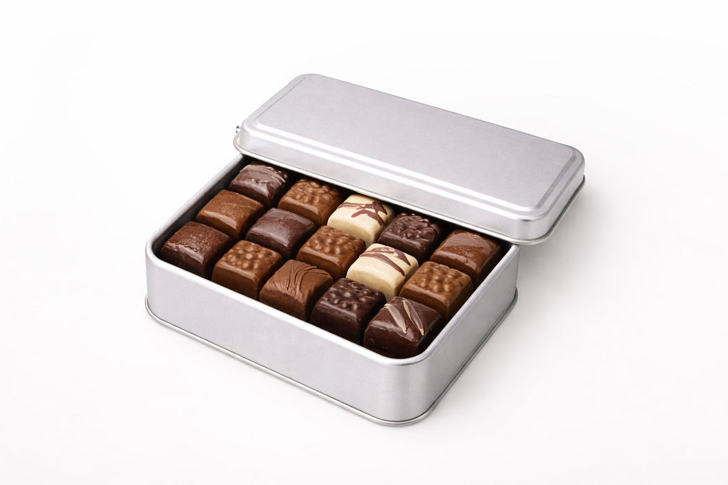 Dikdörtgen Metal Çikolata Kutusu (Beyaz/Gümüş) | 150 × 100 × 35 mm | Tins By Masaş